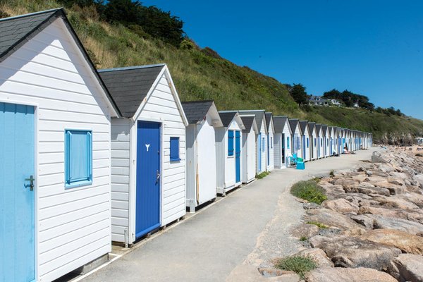 Où participer à un atelier de fabrication de tambours traditionnels en Afrique de l'Ouest : ateliers et artisans recommandés ?